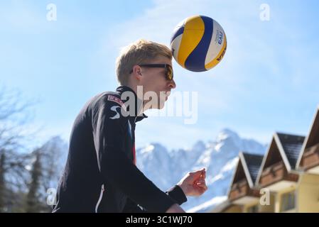 22. März 2019 - Planica, Slowenien - Michael Hayboeck aus Österreich wird vor dem FIS Skispringen World Cup Flying Hill Einzelwettbewerb in Planica aufgeheizt. (Kreditbild: © Milos Vujinovic/SOPA Bilder via ZUMA Wire) Stockfoto