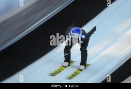 22. März 2019 - Planica, Slowenien - Ein Skispringer, der während der Trialrunde des FIS Skisprung World Cup Flying Hill Individual Competition in Planica im Einsatz war. (Kreditbild: © Milos Vujinovic/SOPA Bilder via ZUMA Wire) Stockfoto