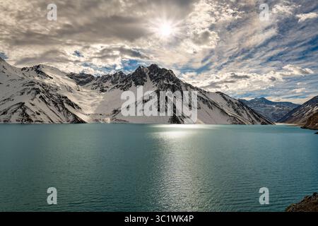 Erleben Sie die hohen Anden: El Yeso Stausee, ein ruhiger und malerischer künstlicher See in Chiles Metropolregion. Stockfoto