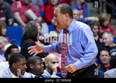 22. März 2019: Tulsa, Oklahoma, USA: Der Cheftrainer der Houston Cougars, Kelvin Sampson, schreit im BOK Center, Tulsa, Oklahoma, bei der ersten Runde des Spiels zwischen den Georgia State Panthers und den Houston Cougars. (Bild: © Scott Stuart/ZUMA Wire) Stockfoto