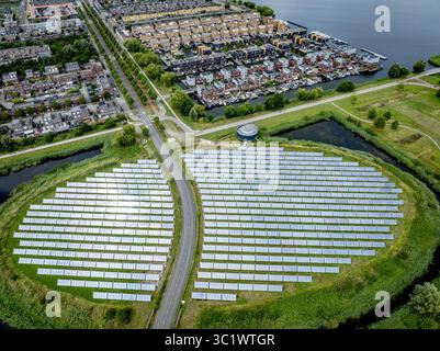 ALMERE - Solarpark mit Solarpaneelen zur Stromversorgung von 80.000 Haushalten in Almere nederland . Die Verbraucher sind zunehmend von Staus im Stromnetz betroffen. Besonders in den Poldern und in älteren Stadtteilen und Dörfern können veraltete Teile des Stromnetzes mit dem Anstieg der Anzahl der Solarpaneele Drohnenfoto ANP / Hollandse Hoogte / robin utrecht niederlande aus - belgien aus Stockfoto
