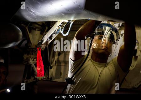 11. März 2019 - Korat Royal Thai Air Force Base, Thailand - Staff der US Air Force, Josiah Baychu, 35th Aircraft Maintenance Squadron, engagierter Crewchef, betreut die Notfallflasche während des COPE Tiger 19 auf der Korat Royal Thai Air Force Base, Thailand, 11. März 2019. Etwa 150 Mitarbeiter der Misawa Air Base Forward wurden zur Unterstützung von COPE Tiger eingesetzt, einer jährlichen multilateralen Luftübung, die darauf abzielt, die Kampfbereitschaft und Interoperabilität zwischen der Republik Singapur, der Royal Thai Air Force und der US Air Force zu verbessern. (Bild: © U.S. Air Force/ZUMA Wire/ZU Stockfoto