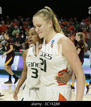 23. März 2019 - Coral Gables, FL, USA - Endia Banks der University of Miami Hurricanes (3) tröstet Emese Hof (21) nachdem das Team in der zweiten Runde des NCAA Frauen Basketballturniers am Sonntag, den 24. März 2019 im Watsco Center in Coral Gables, Florida, gegen die Arizona State Sun Devils verlor (Credit Image: © Andrew Uloza/Miami Herald/TNS via ZUMA Wire) Stockfoto