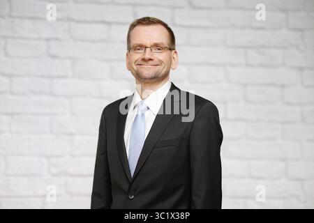 Boss ist stolz und selbstbewusst vor der Steinwand im Anzug mit Krawatte Stockfoto