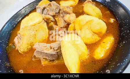 Patatas Revolconas mit Lamm – traditionelles spanisches Gericht Stockfoto