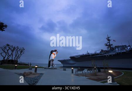 Mai 2017 – San Diego, Kalifornien, USA – SAN DIEGO, CA: 9. Mai 2017 | unter kaltem bewölktem und neebem Himmel am frühen Dienstagmorgen ist der Tuna Harbor Park fast leer, da ein Licht auf die Statue „umbracing Peace“ leuchtet, unweit des USS Midway Museums von Seward Johnson, basierend auf dem Foto des Fotografen des Life Magazine Alfred Eisenstaedt aus dem Jahr 1945 von einem Seemann und einer Krankenschwester, der sich am Time Square in New York City küsst und das Ende des Zweiten Weltkriegs feiert. | Foto von Howard Lipin/San Diego Tribune: HOWARD LIPIN SAN DIEGO UNION-TRIBUNE/ZUMA PRESS (Bild: © Howard Lipin/San D Stockfoto