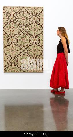 Juli 2025 in London. Das britische Debüt der Gemälde der peruanischen Künstlerin Sara Flores im White Cube Bermondsey. Vermerk: Oleksii Ovcharenko/Alamy Stockfoto