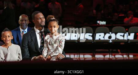 26. März 2019 – Miami, Florida, USA – der ehemalige Miami Heat Chris Bosh lächelt am Dienstag, den 26. März 2019 in Miami in der AmericanAirlines Arena während einer Zeremonie, um seine Nummer zur Halbzeit eines NBA-Basketballspiels gegen die Orlando Magic in den Ruhestand zu bringen. (Bild: © David Santiago/Miami Herald/TNS via ZUMA Wire) Stockfoto