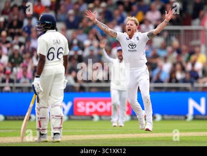 Der Englands Ben Stokes (rechts) feiert am ersten Tag des vierten Rothesay Männertests im Emirates Old Trafford, Manchester, Großbritannien, den Wicket des indischen Shubman Gill über lbw. Bilddatum: Mittwoch, 23. Juli 2025. Stockfoto