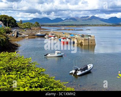 Der sehr malerische Hafen in Roundstone, Connemara, Galway, Irland mit den Twelve Bens ( Pins) im Hintergrund Stockfoto