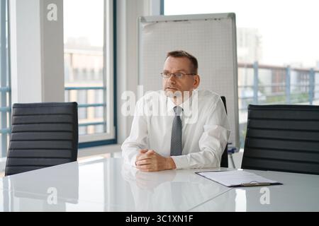 Unternehmer denken im Konferenzraum Stockfoto