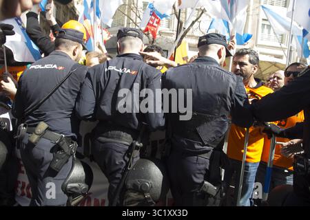 28. März 2019 - Madrid, Spanien - Polizeibeamte der Aufruhr stoßen während der Demonstration Demonstranten an. Hunderte von Arbeitern von Alcoa, einem amerikanischen Unternehmen, das in der Gewinnung und dem Verkauf von Aluminium arbeitet, protestieren gegen die Schließung des Unternehmens in Galicien und Asturien. Während des Protests nahmen Politiker des Abgeordnetenkongresses Teil, und es gab Momente der Spannungen, des Aufbruchs des Polizeischiebers und der Verhaftung eines der Demonstranten. (Credit Image: © Lito Lizana/SOPA Images via ZUMA Wire) Stockfoto