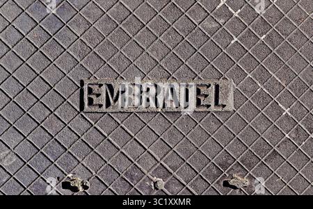RIO DE JANEIRO, BRASILIEN - 15. Juli 2025: Metalloberfläche mit Embratel (Brazilian Telecommunications Company) Inschrift Stockfoto