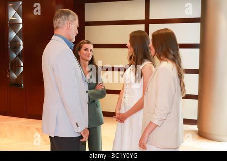 Barcelona, Spanien. Juli 2025. Der spanische König Felipe VI. Und Königin Letizia mit Prinzessin Leonor de Borbon und Prinzessin Sofia de Borbon während des Mittagessens mit Preisträgern und Förderern bei den Princess of Asturias Awards in Barcelona am Mittwoch, 23. Juli 2025. Quelle: CORDON PRESS/Alamy Live News Stockfoto
