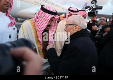 28. März 2019 - Tunis, Tunesien - König Salman bin Abdulaziz, Hüter der beiden heiligen Moscheen und Herrscher von Saudi-Arabien, kam am Donnerstagabend zu einem Staatsbesuch in Tunesien. Präsident BÃ CaÃ¯d Essebsi war bei seinem Empfang bei seinem Abstieg aus dem königlichen Flugzeug. Im Ehrenpavillon wurde eine offizielle Begrüßungszeremonie mit dem Gruß der Nationalflagge zu den Klängen der Hymnen der beiden Länder zu Ehren des saudischen Gastes organisiert, der auch vom Regierungschef Youssef Chahed begrüßt wurde. (Bild: © Chokri Mahjoub/ZUMA Wire) Stockfoto