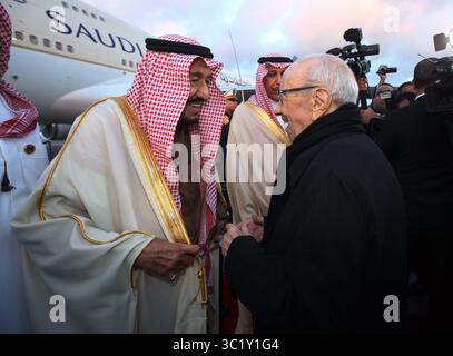 28. März 2019 - Tunis, Tunesien - König Salman bin Abdulaziz, Hüter der beiden heiligen Moscheen und Herrscher von Saudi-Arabien, kam am Donnerstagabend zu einem Staatsbesuch in Tunesien. Präsident BÃ CaÃ¯d Essebsi war bei seinem Empfang bei seinem Abstieg aus dem königlichen Flugzeug. Im Ehrenpavillon wurde eine offizielle Begrüßungszeremonie mit dem Gruß der Nationalflagge zu den Klängen der Hymnen der beiden Länder zu Ehren des saudischen Gastes organisiert, der auch vom Regierungschef Youssef Chahed begrüßt wurde. (Bild: © Chokri Mahjoub/ZUMA Wire) Stockfoto