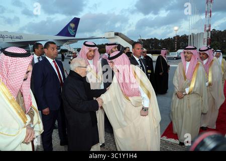 28. März 2019 - Tunis, Tunesien - König Salman bin Abdulaziz, Hüter der beiden heiligen Moscheen und Herrscher von Saudi-Arabien, kam am Donnerstagabend zu einem Staatsbesuch in Tunesien. Präsident BÃ CaÃ¯d Essebsi war bei seinem Empfang bei seinem Abstieg aus dem königlichen Flugzeug. Im Ehrenpavillon wurde eine offizielle Begrüßungszeremonie mit dem Gruß der Nationalflagge zu den Klängen der Hymnen der beiden Länder zu Ehren des saudischen Gastes organisiert, der auch vom Regierungschef Youssef Chahed begrüßt wurde. (Bild: © Chokri Mahjoub/ZUMA Wire) Stockfoto