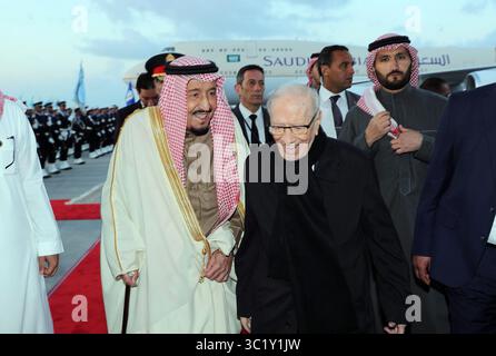 28. März 2019 - Tunis, Tunesien - König Salman bin Abdulaziz, Hüter der beiden heiligen Moscheen und Herrscher von Saudi-Arabien, kam am Donnerstagabend zu einem Staatsbesuch in Tunesien. Präsident BÃ CaÃ¯d Essebsi war bei seinem Empfang bei seinem Abstieg aus dem königlichen Flugzeug. Im Ehrenpavillon wurde eine offizielle Begrüßungszeremonie mit dem Gruß der Nationalflagge zu den Klängen der Hymnen der beiden Länder zu Ehren des saudischen Gastes organisiert, der auch vom Regierungschef Youssef Chahed begrüßt wurde. (Bild: © Chokri Mahjoub/ZUMA Wire) Stockfoto