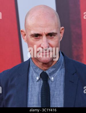 28. März 2019: Schauspieler MARK STRONG nimmt an der Weltpremiere von Warner Bros. Teil Bilder und „Shazam!“ des New Line Cinema Im TCL Chinese Theatre. (Bild: © Billy Bennight/ZUMA Wire) Stockfoto