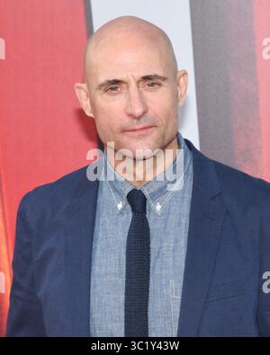 28. März 2019: Schauspieler MARK STRONG nimmt an der Weltpremiere von Warner Bros. Teil Bilder und „Shazam!“ des New Line Cinema Im TCL Chinese Theatre. (Bild: © Billy Bennight/ZUMA Wire) Stockfoto
