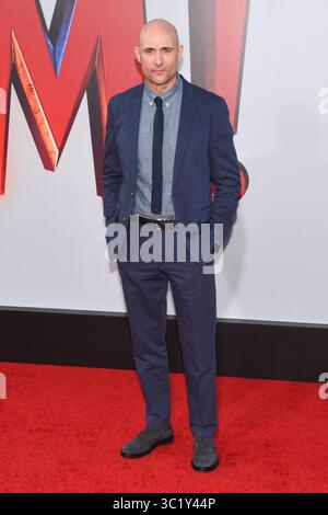 28. März 2019: Schauspieler MARK STRONG nimmt an der Weltpremiere von Warner Bros. Teil Bilder und „Shazam!“ des New Line Cinema Im TCL Chinese Theatre. (Bild: © Billy Bennight/ZUMA Wire) Stockfoto