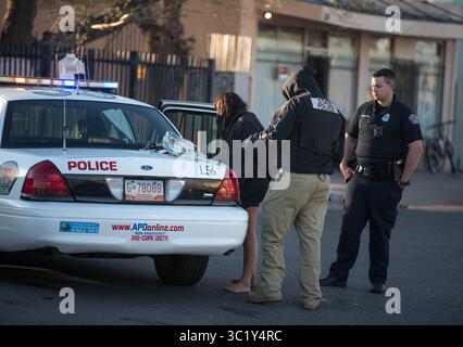 29. März 2019: Albuquerque, New Mexico, USA: Roberto E. Rosales. In der Nähe der Kreuzung von Pennsylvania und Chico SE fand ein Angriff auf Albuquerque's International District statt. Einige der anwesenden Behörden waren die Staatspolizei, das FBI und das Albuquerque Police Department. Auf dem Bild ist eine Frau in Gewahrsam, die in einem APD-Patrouillenwagen steckt. . Albuquerque, New Mexico/Roberto E. Rosales/Journal (Kreditbild: © Roberto E. Rosales/Albuquerque Journal Via ZUMA Wire) Stockfoto