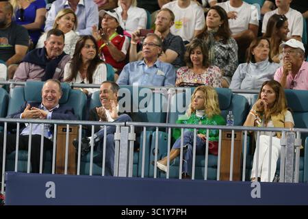 29. März 2019 - Miami Gardens, Florida, Vereinigte Staaten von Amerika - MIAMI GARDENS, FLORIDA - 29. MÄRZ: Der Komiker Jerry Seinfeld und seine Frau Jessica Seinfeld schauen sich während des Spiels zwischen Roger Federer aus der Schweiz gegen Denis Shapovalov aus Kanada am 12. Tag der Miami Open an, präsentiert von Itau am 29. März 2019 im Hard Rock Stadium in Miami Gardens, Florida... Leute: Jerry Seinfeld, Jessica Seinfeld. (Kreditbild: © SMG via ZUMA Wire) Stockfoto