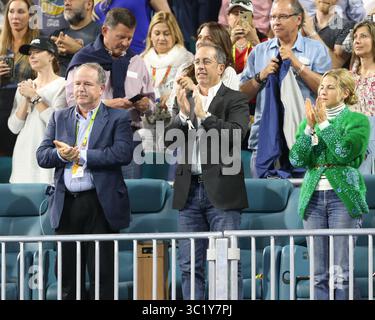 29. März 2019 - Miami Gardens, Florida, Vereinigte Staaten von Amerika - MIAMI GARDENS, FLORIDA - 29. MÄRZ: Der Komiker Jerry Seinfeld und seine Frau Jessica Seinfeld schauen sich während des Spiels zwischen Roger Federer aus der Schweiz gegen Denis Shapovalov aus Kanada am 12. Tag der Miami Open an, präsentiert von Itau am 29. März 2019 im Hard Rock Stadium in Miami Gardens, Florida... Leute: Jerry Seinfeld, Jessica Seinfeld. (Kreditbild: © SMG via ZUMA Wire) Stockfoto