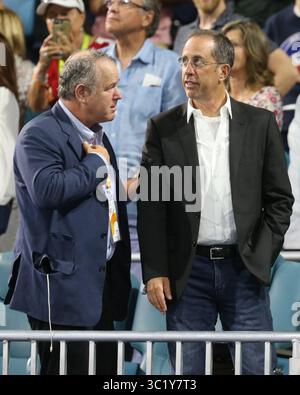 29. März 2019 - Miami Gardens, Florida, Vereinigte Staaten von Amerika - MIAMI GARDENS, FLORIDA - 29. MÄRZ: Der Komiker Jerry Seinfeld und seine Frau Jessica Seinfeld schauen sich während des Spiels zwischen Roger Federer aus der Schweiz gegen Denis Shapovalov aus Kanada am 12. Tag der Miami Open an, präsentiert von Itau am 29. März 2019 im Hard Rock Stadium in Miami Gardens, Florida... Leute: Jerry Seinfeld, Jessica Seinfeld. (Kreditbild: © SMG via ZUMA Wire) Stockfoto