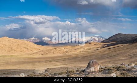 Spektakuläre Aussicht auf die schneebedeckten Berge vom Khargush Pass in hoher Höhe, Murghab, Gorno-Badakhshan, Tadschikistan Pamir Stockfoto