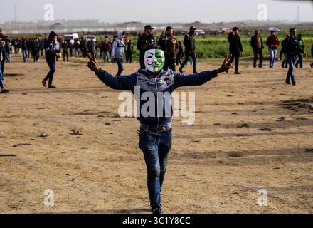 30. März 2019 - Gaza-Stadt, Gazastreifen, Palästina - palästinensische Demonstranten schwenken palästinensische Flaggen und rufen Parolen, während sie sich der Grenze zwischen Israel und Gaza nähern, am ersten Jahrestag des Großen Rückkehrprotests. (Kreditbild: © Mahmoud Issa/Quds Net News via ZUMA Wire) Stockfoto
