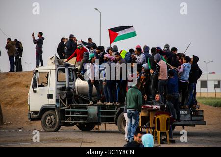 30. März 2019 - Gaza-Stadt, Gazastreifen, Palästina - palästinensische Demonstranten schwenken palästinensische Flaggen und rufen Parolen, während sie sich der Grenze zwischen Israel und Gaza nähern, am ersten Jahrestag des Großen Rückkehrprotests. (Kreditbild: © Mahmoud Issa/Quds Net News via ZUMA Wire) Stockfoto