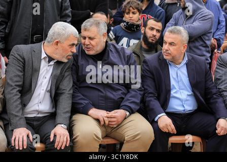 30. März 2019 - Gaza-Stadt, Gaza-Streifen, Palästina - Führer der Hamas im Gazastreifen Yahya Sinwar (2. R) begrüßt Palästinenser während eines Protestes im Rahmen der Demonstrationen „großer Rückkehrmarsch“ und „Tag des palästinensischen Landes“ an der Grenze zwischen Israel und Gaza in Khan Yunis, Gaza am 30. März 2019. (Kreditbild: © Mahmoud Issa/Quds Net News via ZUMA Wire) Stockfoto