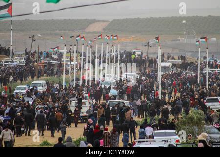 30. März 2019 - Gaza-Stadt, Gazastreifen, Palästina - palästinensische Demonstranten schwenken palästinensische Flaggen und rufen Parolen, während sie sich der Grenze zwischen Israel und Gaza nähern, am ersten Jahrestag des Großen Rückkehrprotests. (Kreditbild: © Mahmoud Issa/Quds Net News via ZUMA Wire) Stockfoto