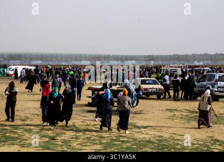 30. März 2019 - Gaza-Stadt, Gaza-Streifen, Palästina - palästinensische Frauen während des marsches gesehen. Palästinensische Demonstranten marschieren in Richtung der Grenze zwischen Israel und Gaza, am ersten Jahrestag des Großen Marsches der Rückkehr. (Kreditbild: © Mahmoud Issa/SOPA Images via ZUMA Wire) Stockfoto