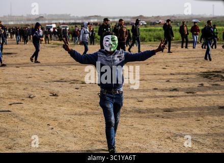 30. März 2019 - Gaza-Stadt, Gaza-Streifen, Palästina - palästinensische Demonstranten mit einer Gesichtsmaske während des marsches gesehen. Palästinensische Demonstranten marschieren in Richtung der Grenze zwischen Israel und Gaza, am ersten Jahrestag des Großen Marsches der Rückkehr. (Kreditbild: © Mahmoud Issa/SOPA Images via ZUMA Wire) Stockfoto