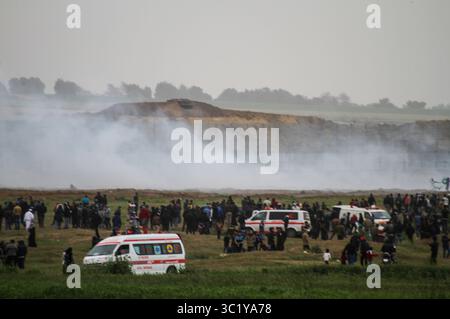 30. März 2019 - Gaza-Stadt, Gazastreifen, Palästina - Tränengas wurden während des marsches auf palästinensische Demonstranten abgefeuert. Palästinensische Demonstranten marschieren auf die Grenze zwischen Israel und Gaza, am ersten Jahrestag des Großen Marsches der Rückkehr. (Kreditbild: © Mahmoud Issa/SOPA Images via ZUMA Wire) Stockfoto