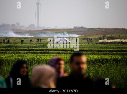 30. März 2019 - Gaza-Stadt, Gazastreifen, Palästina - Tränengas wurden während des marsches auf palästinensische Demonstranten abgefeuert. Palästinensische Demonstranten marschieren auf die Grenze zwischen Israel und Gaza, am ersten Jahrestag des Großen Marsches der Rückkehr. (Kreditbild: © Mahmoud Issa/SOPA Images via ZUMA Wire) Stockfoto