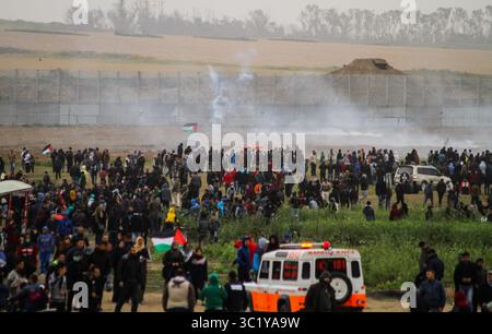 30. März 2019 - Gaza-Stadt, Gazastreifen, Palästina - Tränengas wurden während des marsches auf palästinensische Demonstranten abgefeuert. Palästinensische Demonstranten marschieren auf die Grenze zwischen Israel und Gaza, am ersten Jahrestag des Großen Marsches der Rückkehr. (Kreditbild: © Mahmoud Issa/SOPA Images via ZUMA Wire) Stockfoto