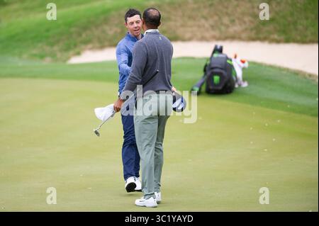 30. März 2019: Tiger Woods schüttelt Rory Mcllroy die Hand, nachdem er in Runde 17 bei der vierten Golf-Weltmeisterschaft â€“ Dell Technologies Match Play im Austin Country Club gewonnen hat. Austin, Texas. Mario Cantu/CSM(Kreditbild: &Copy; Mario Cantu/CSM via ZUMA Wire) Stockfoto