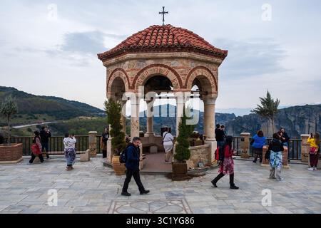 Besucher besuchen das Varlaam Meteora Kloster in Trikala, Thessalien, Griechenland, einem der beeindruckendsten Komplexe der ostorthodoxen Klöster. Stockfoto