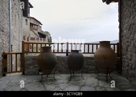 Amphoren im Kloster Meteora in Trikala, Thessalien, Griechenland. UNESCO-Weltkulturerbe. Stockfoto