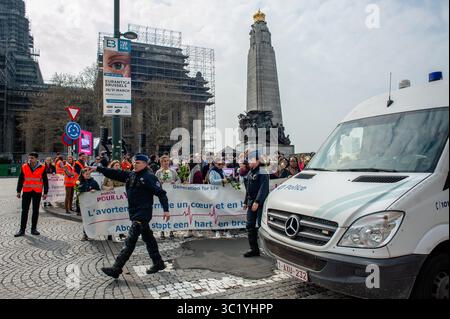 31. März 2019 - Brüssel, Nord-Brabant, Belgien - belgische Polizeibeamte werden vor den Teilnehmern gesehen, die während der Veranstaltung ein Banner halten. Tausende von Menschen versammelten sich während der 10. Ausgabe des Marsches für das Leben in Brüssel im Poelaert, um den Respekt des menschlichen Lebens von der Empfängnis bis zum natürlichen Tod zu verteidigen. Der marsch war wegen der Demonstration gegen Abtreibung, die ebenfalls näher am marsch stattfand, von einer Menge Polizisten umgeben. (Credit Image: © Ana Fernandez/SOPA Images via ZUMA Wire) Stockfoto
