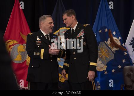 28. März 2019: Tampa, FL, Vereinigte Staaten - Generalstabschef der US-Armee, General Mark A. Milley, verließ zusammen mit dem scheidenden Kommandeur des US-Zentralkommandos, General Joseph L. Votel, während seiner Ruhestandszeremonie auf der MacDill Air Force Base am 29. März 2019 in Tampa, Florida. Votel ging nach 39 Jahren Militärdienst in den Ruhestand. (Bild: © Lisa Ferdinando Via ZUMA Wire) Stockfoto