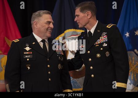 28. März 2019: Tampa, FL, Vereinigte Staaten - Generalstabschef der US-Armee, General Mark A. Milley, verließ zusammen mit dem scheidenden Kommandeur des US-Zentralkommandos, General Joseph L. Votel, während seiner Ruhestandszeremonie auf der MacDill Air Force Base am 29. März 2019 in Tampa, Florida. Votel ging nach 39 Jahren Militärdienst in den Ruhestand. (Bild: © Lisa Ferdinando Via ZUMA Wire) Stockfoto