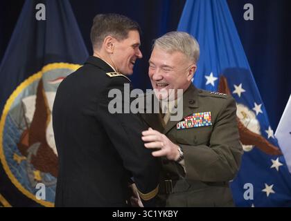 28. März 2019: Tampa, FL, USA – der scheidende Befehlshaber des US-Zentralkommandos, General Joseph L. Votel, umarmt seinen Nachfolger General Frank McKenzie während seiner Ruhestandszeremonie auf der MacDill Air Force Base am 29. März 2019 in Tampa, Florida. Votel ging nach 39 Jahren Militärdienst in den Ruhestand. (Bild: © Lisa Ferdinando Via ZUMA Wire) Stockfoto