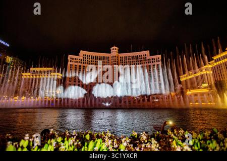 April 2019 - Las Vegas, Nevada, USA - die beliebte Springbrunnenshow des Bellagio Casino bietet choreografierte Wasserausbrüche mit einer speziellen „Game of Thrones“-Themenshow. (Bild: © Larry Burton/ZUMA Wire) Stockfoto