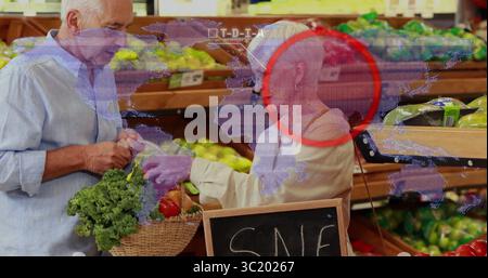 Auswahl eines Seniorenpaares, der Grünkohl in den Korb im Gang von Lebensmittelprodukten legt, Schild mit Tafel Stockfoto