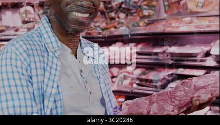 Lächelnder reifer Mann, der vakuumversiegeltes Fleisch im Lebensmittelgeschäft hält, Metzgergang, Kopierraum Stockfoto