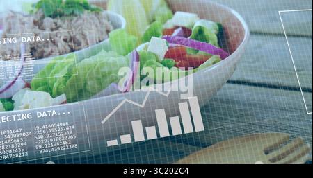 Mit weißer Salatschale mit Salat, Tomaten und Käse auf Holztisch, mit Datenüberlagerung Stockfoto